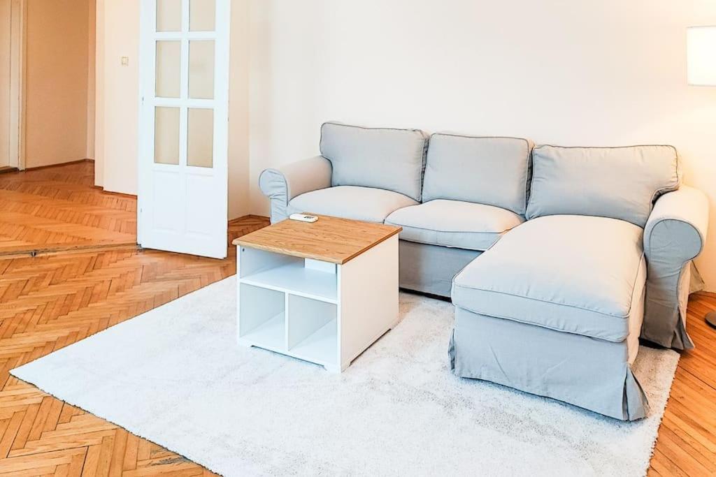 Filinhome Trg Mladenaca Νόβι Σαντ Εξωτερικό φωτογραφία
