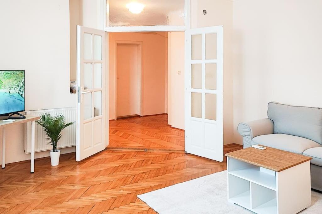 Filinhome Trg Mladenaca Νόβι Σαντ Εξωτερικό φωτογραφία