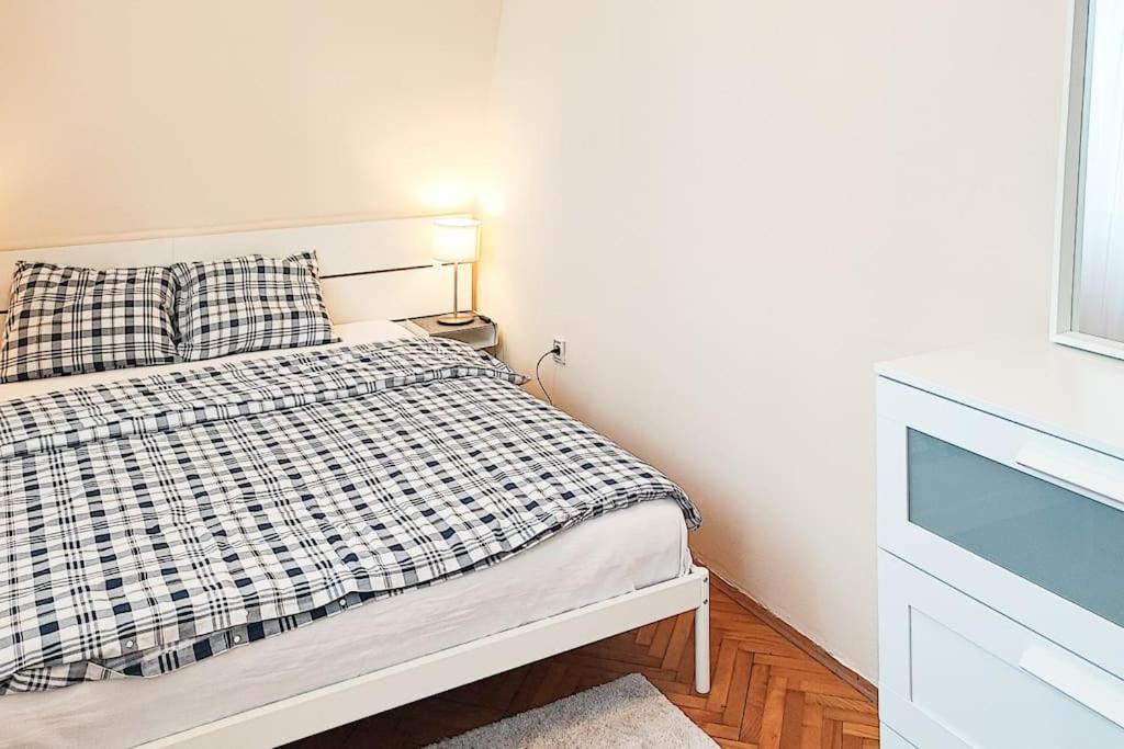Filinhome Trg Mladenaca Νόβι Σαντ Εξωτερικό φωτογραφία